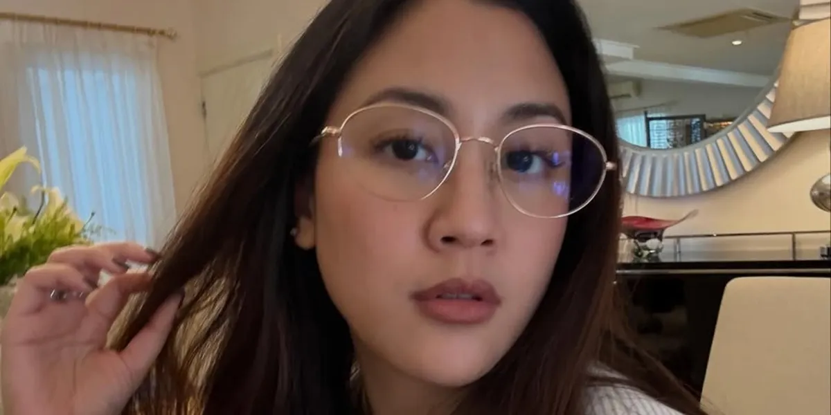 The Charm of Sherina Munaf When Wearing Glasses, Her Beauty Never Gets Boring