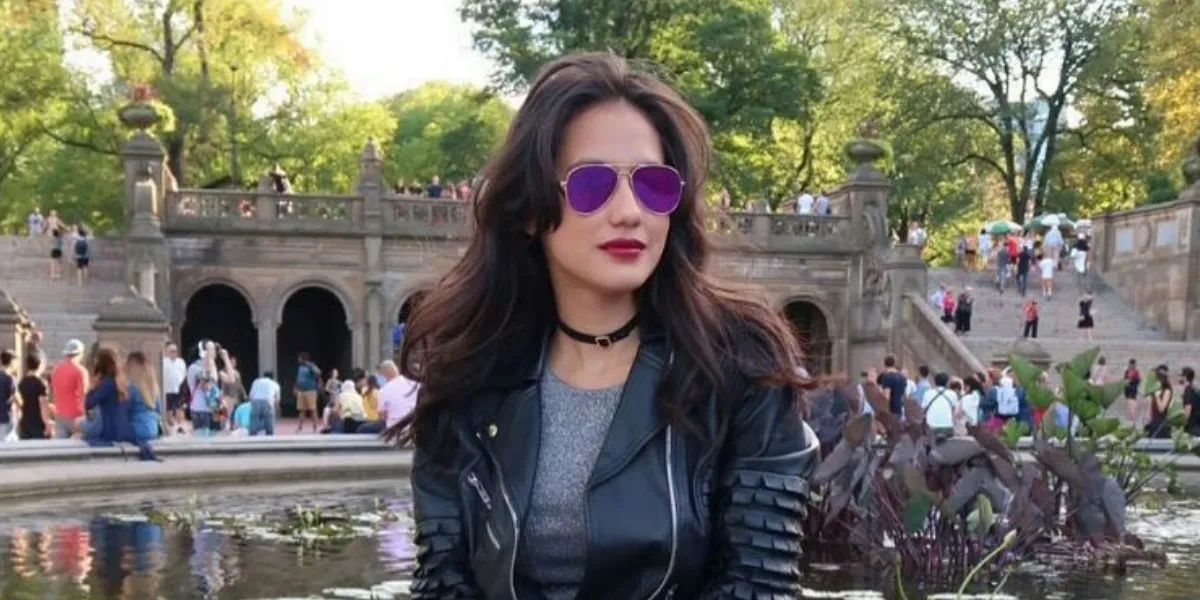 Pevita Pearce Joins the 2016 Trend, Beautiful Face Remains Unchanged