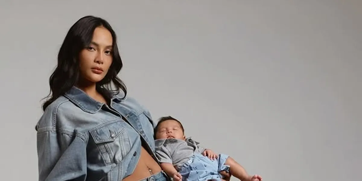 Photoshoot of Erika Carlina and Baby Andrew, The Little One Already Knows How to Pose