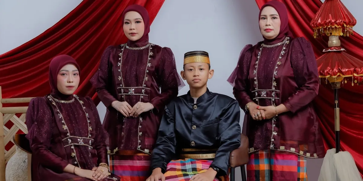 Photoshoot Selfi Yamma with Family, Wearing Bugis Traditional Clothes