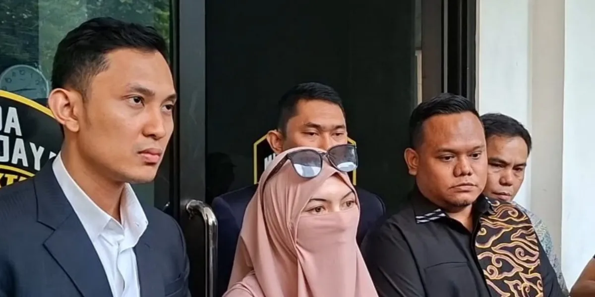 Wardatina Mawa Challenges Inara Rusli to Show Evidence of Their Marriage