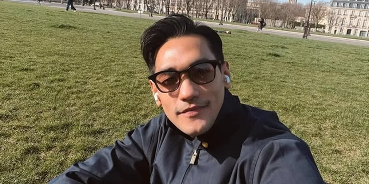 Portrait of Afgan's Vacation in Paris During Ramadan, Enjoying a Slow Day
