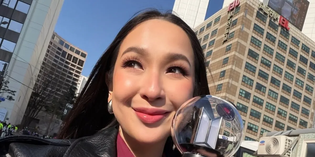 8 Photos of Agatha Pricilla Watching BTS Concert, Dream Trip Becomes Reality
