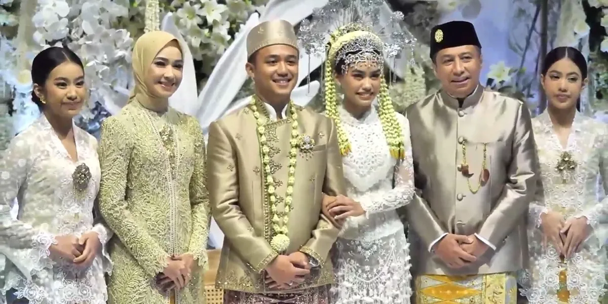 Portrait of the Wedding Ceremony of Namira Adjani, Daughter of Alya Rohali, with Father as Guardian and Stepfather as Witness