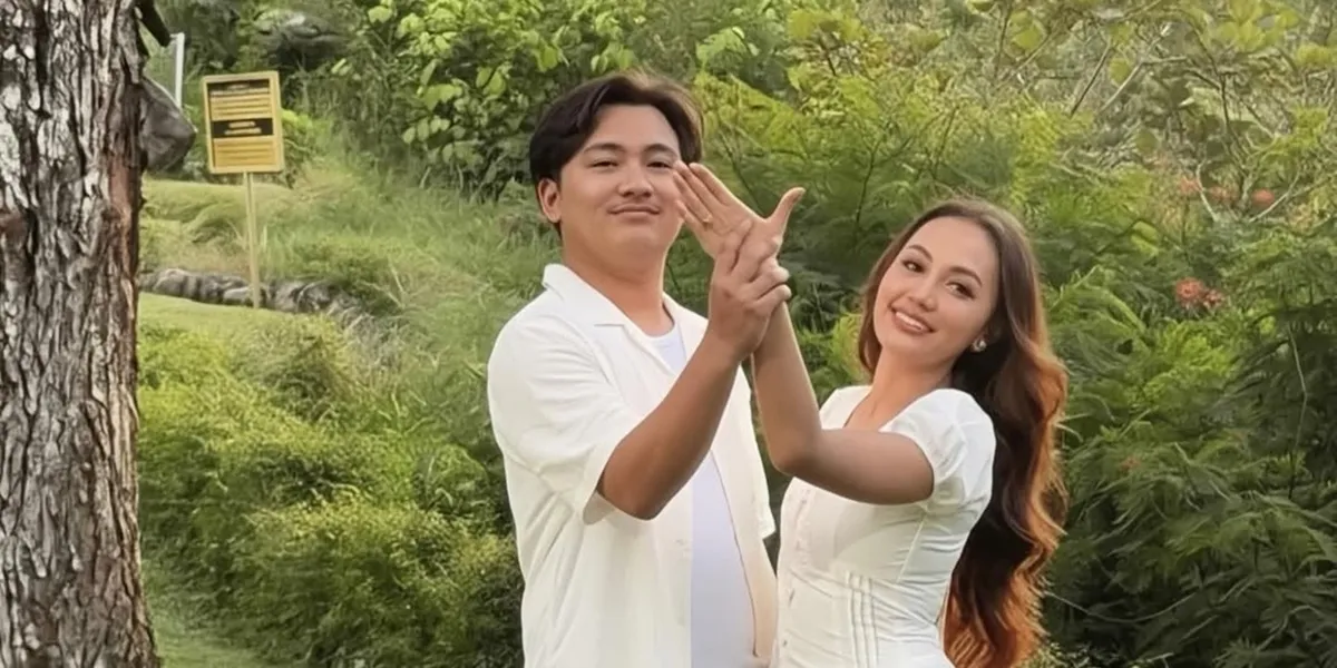 Portrait of Aksa Uyun Putra Soimah Proposing to His Lover, Super Romantic
