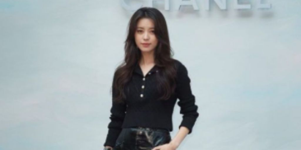 Portrait of Actress Han Hyo Joo, All-Black OOTD and Looks More Mysterious to Elegant