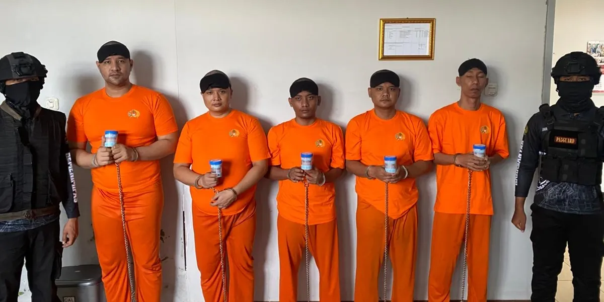  Potret Ammar Zoni Kembali ke Nusakambangan, Kaki Tangan Diborgol Rantai 