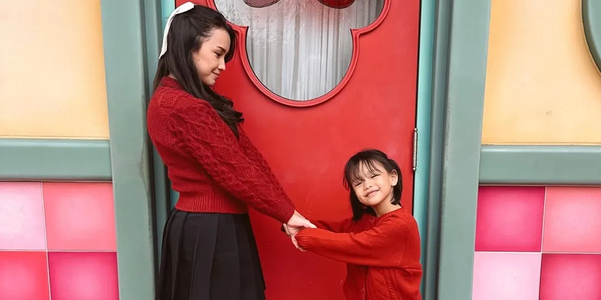 Portrait of Anjani Dina Taking Her Children on Vacation, So Much Fun