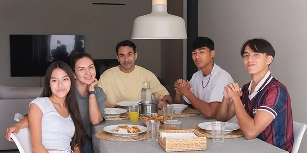 Portrait of Darius Sinathrya's Children Donna Agnesia's Apartment in Portugal, Spacious and Comfortable