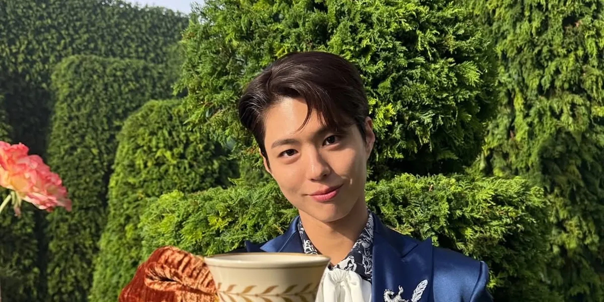 7 Photos of Korean Artists Reviving the Ice Bucket Challenge, Including Lee Chae Min and Park Bo Gum