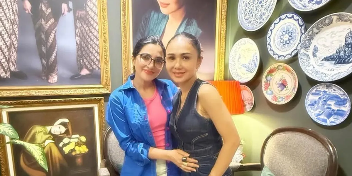 Portrait of Ashanty Interviewing Yuni Shara for PhD Dissertation, Previously Titi DJ