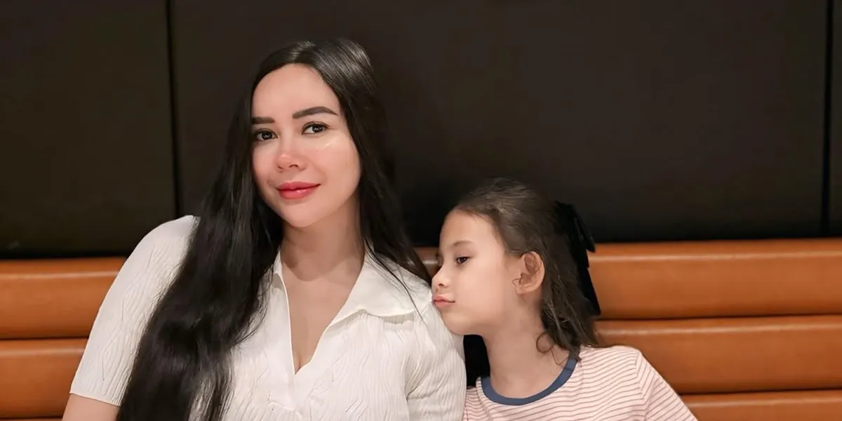 Portrait of Aura Kasih and Arabella the Princess, Now Officially the Legal Guardian of Her Child