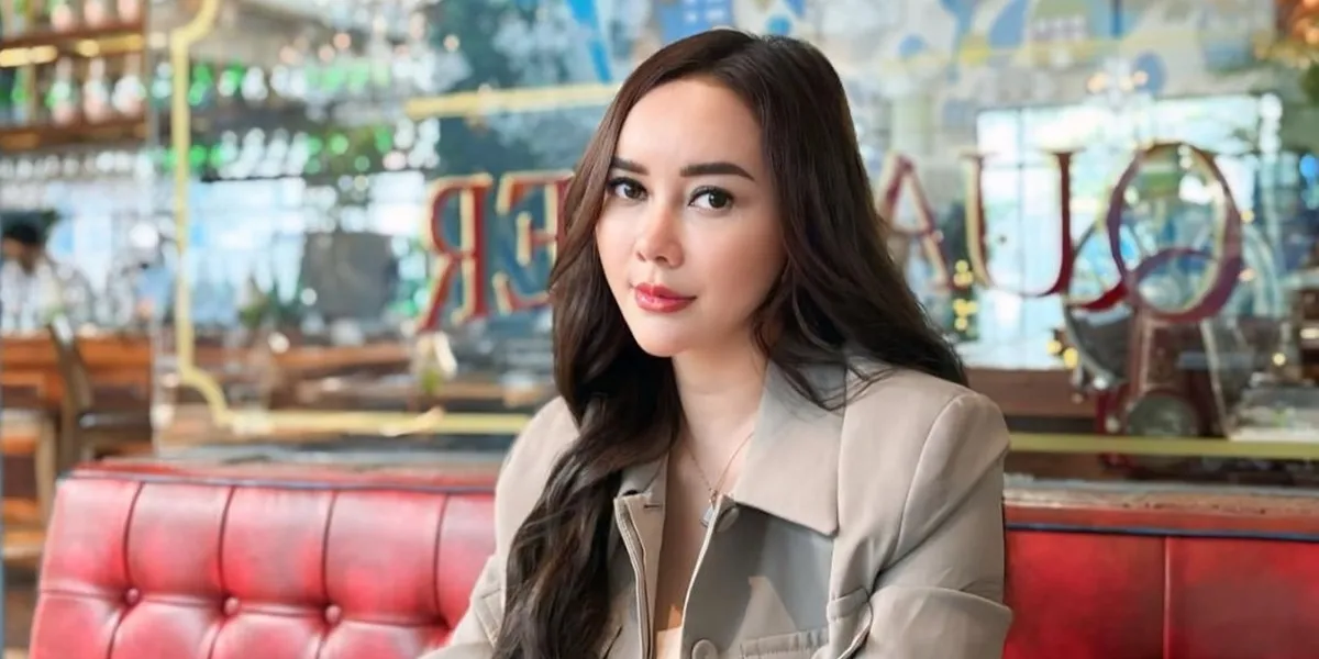Portrait of Aura Kasih While Cooking, Still Beautiful Despite Struggling in the Kitchen