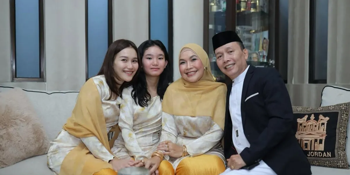Ayu Ting Ting's Family Portrait Celebrating Eid al-Adha, Baby Qaysar Becomes the Spotlight