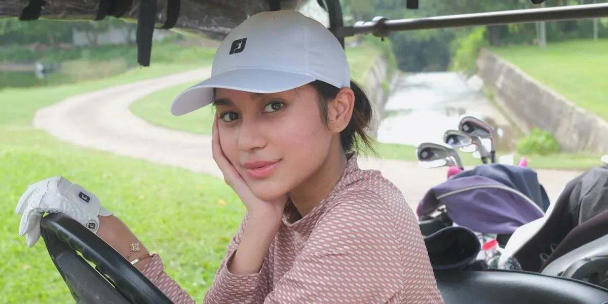 Portrait of Azizah Salsha Directly Helping Flood Victims in West Sumatra, Providing Various Assistance