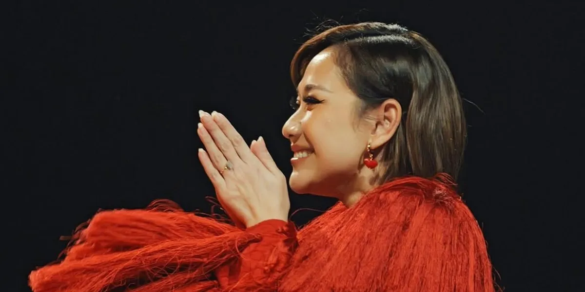  Potret BCL Tampil Bold dengan Outfit Rumbai-Rumbai Merah, Cantiknya Outstanding 