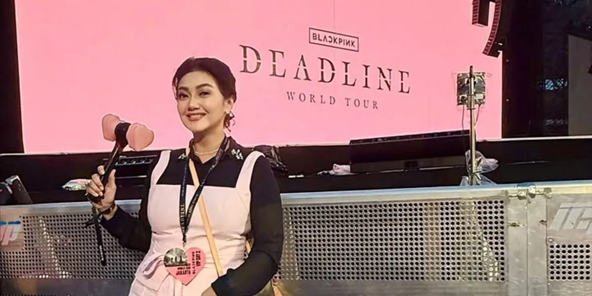 8 Portraits of Bella Saphira Watching the BLACKPINK Concert, Turns Out to be a BLINK - Together with Other Moms