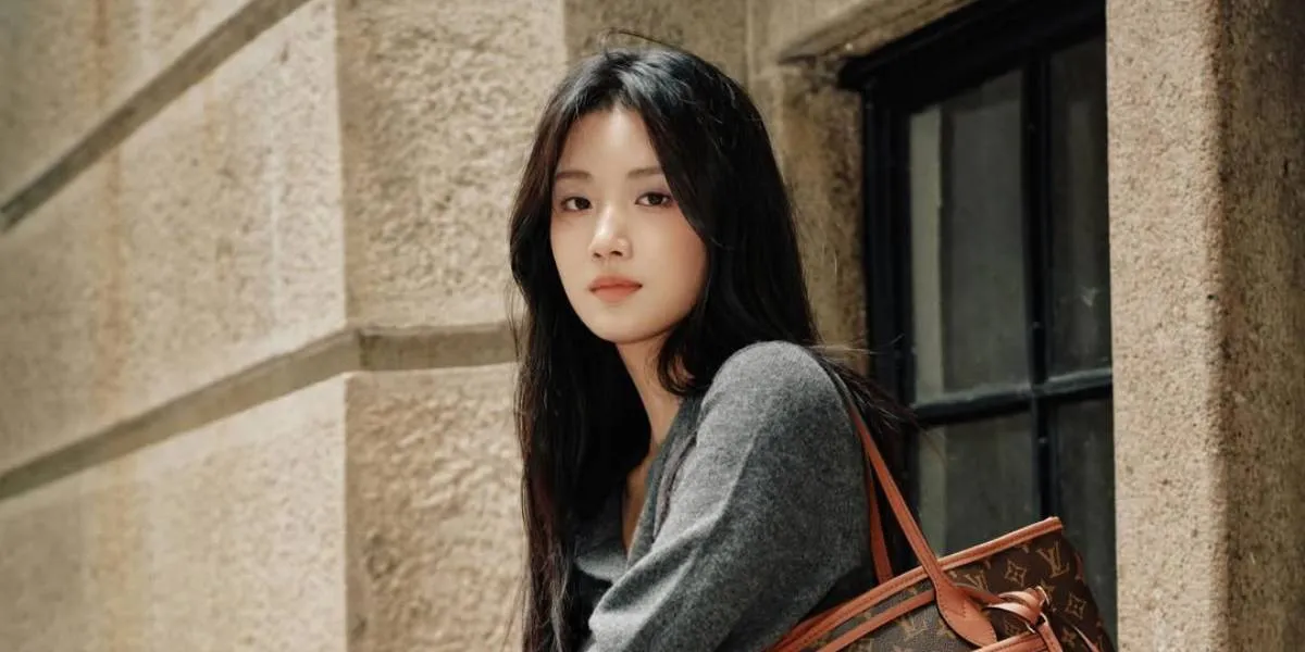 Beautiful Portrait of Lu Yu Xiao in a Blue Dress, Similar to a Disney Character