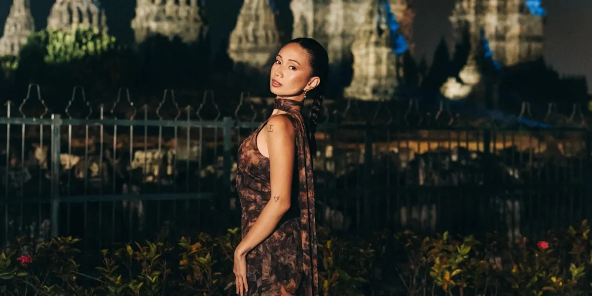  Potret Cantik NIKI Zefanya Abadikan Momen Cantik Berlatar Candi Prambanan 
