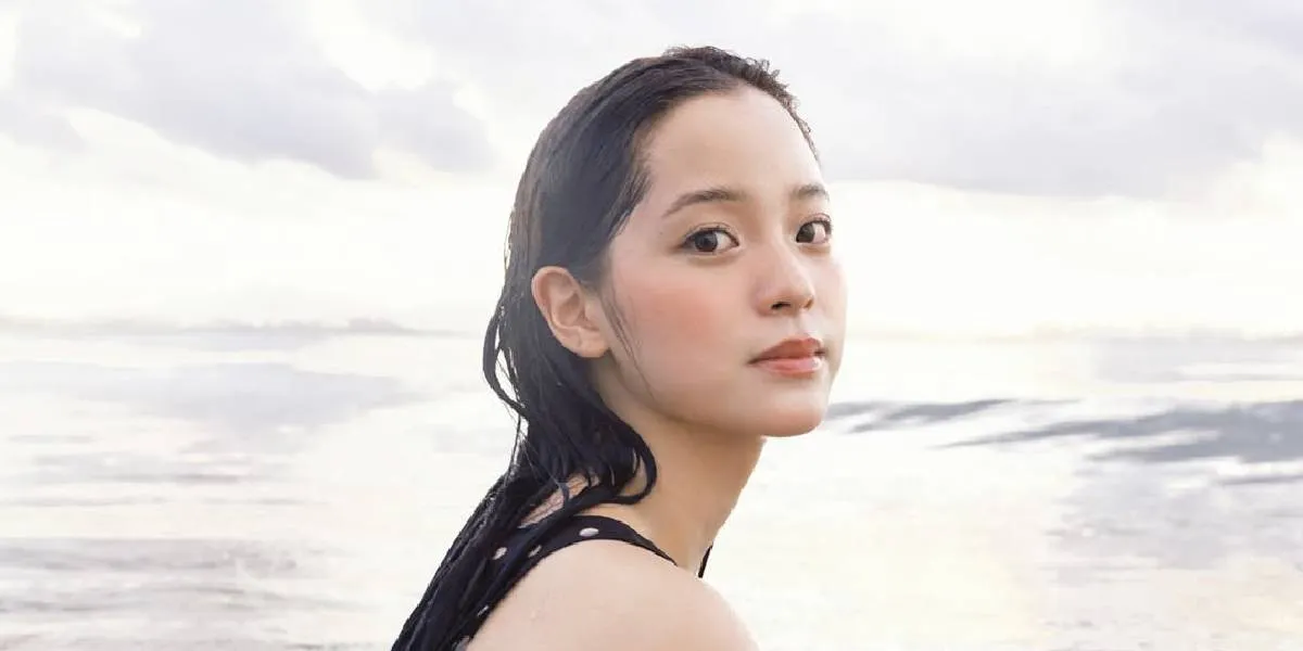 Beautiful Portrait of Ouyang Nana in Bali, Striking Poses on the Exotic Beach
