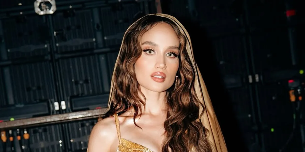 Portrait of Cinta Laura in Asmat Papua, Adorable When Kissed by a Kid