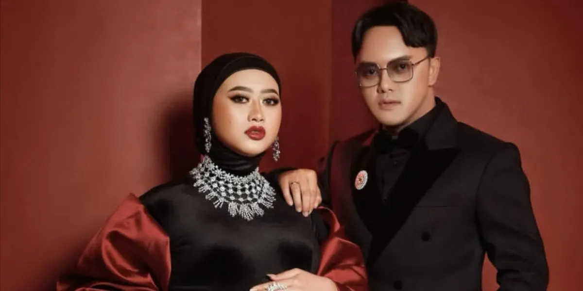 Portrait of Danang Pradana Celebrating 1 Month of His Little Daughter Through a Photoshoot