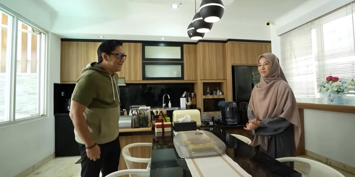 Portrait of Natasha Rizky's Kitchen, Modern & Pleasant to the Eye