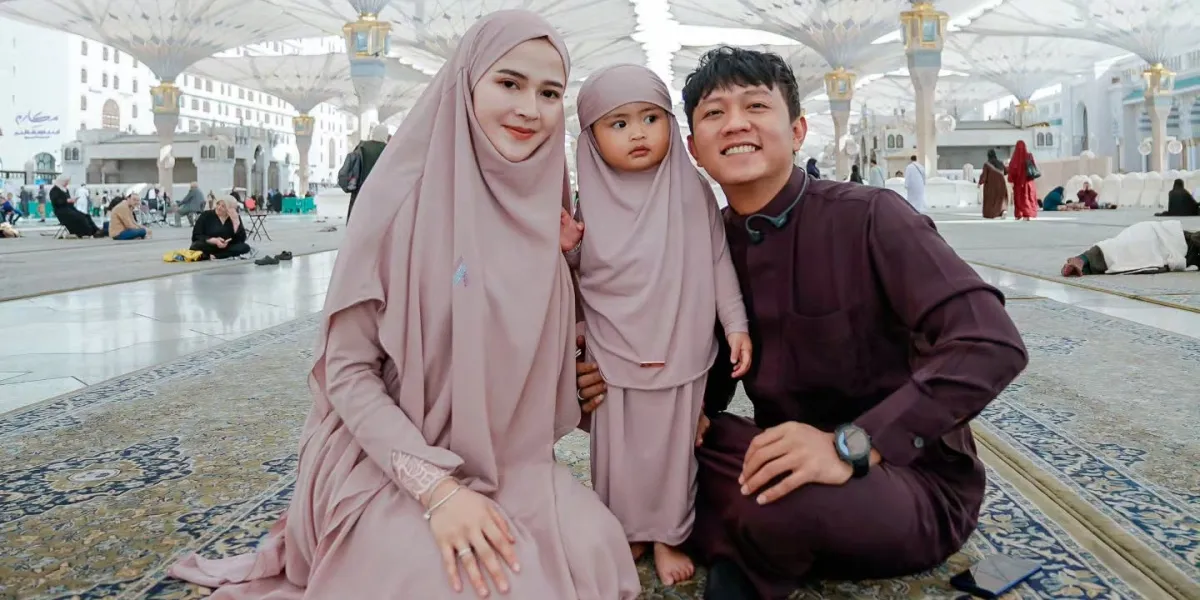 Portrait of Denny Caknan Performing Umrah with Bella Bonita & Cundamani