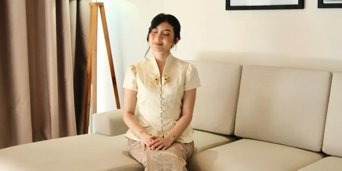  Detail Penampilan Inka Andestha Dampingi Pratama Arhan Wisuda 
