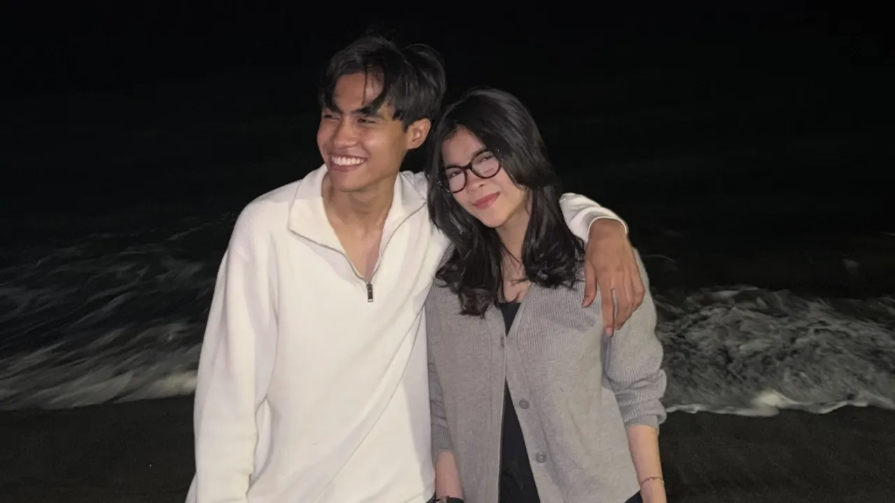 Portrait of Eby and Zahra Showcasing Their Date at the Beach, Writes a Sweet Caption