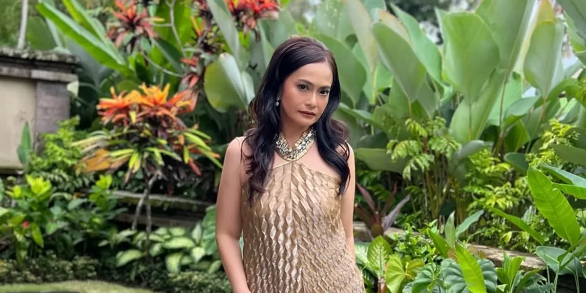 Portrait of Ersa Mayori in Japan, Accompanying Her Daughter Who is Participating in a Student Exchange Program