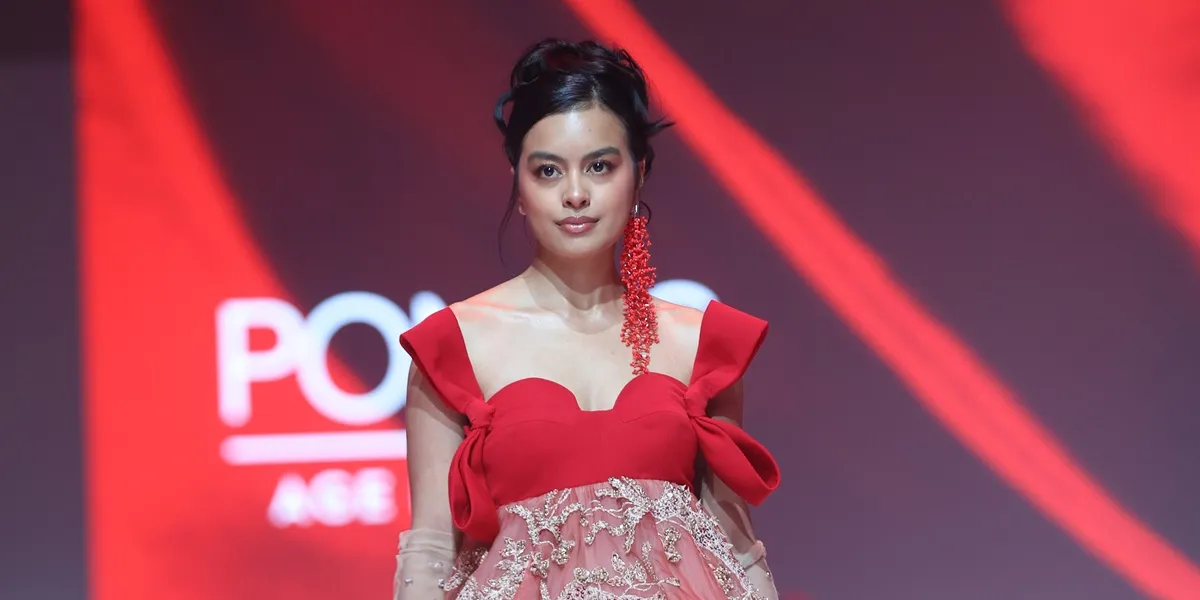 Portrait of Eva Celia Walking on the Runway at JFW 2025, Cheerful Yet Elegant