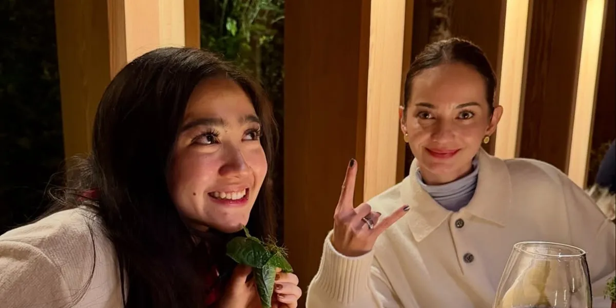 Portrait of Febby Rastanty and Enzy Storia Eating Together with Live Snails, Realizing a Long-held Dream