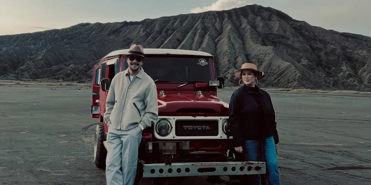 Portrait of Ferry Salim's Vacation to Mount Bromo, Enjoying Barbecue with His Wife