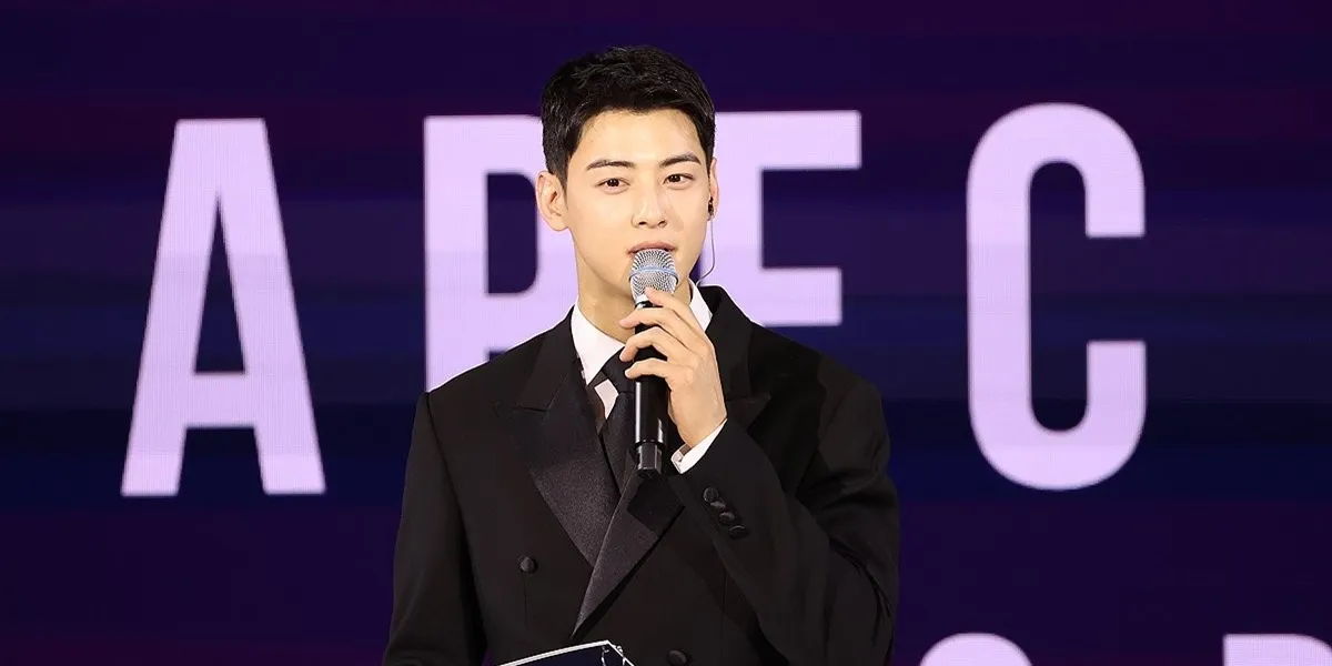 Handsome Portrait of Cha Eun Woo as MC at APEC, Not Wearing Military Uniform