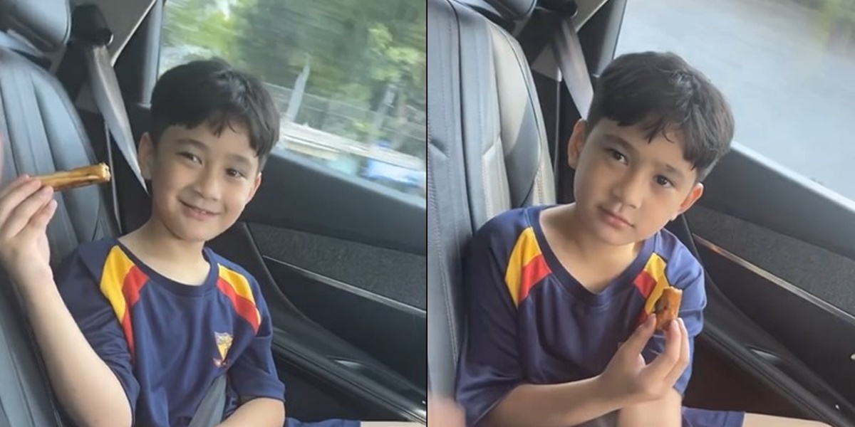 Handsome Portrait of Rafathar Eating in the Car After School, The Well-Behaved Young Master Listening to Mbak Lala Sing