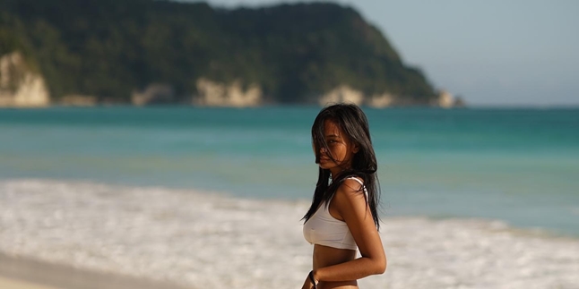 Portrait of Hot Sarah Tumiwa, Mario Lawalata's Girlfriend, in a Bikini on the Beach, Her Body is Goals Abis