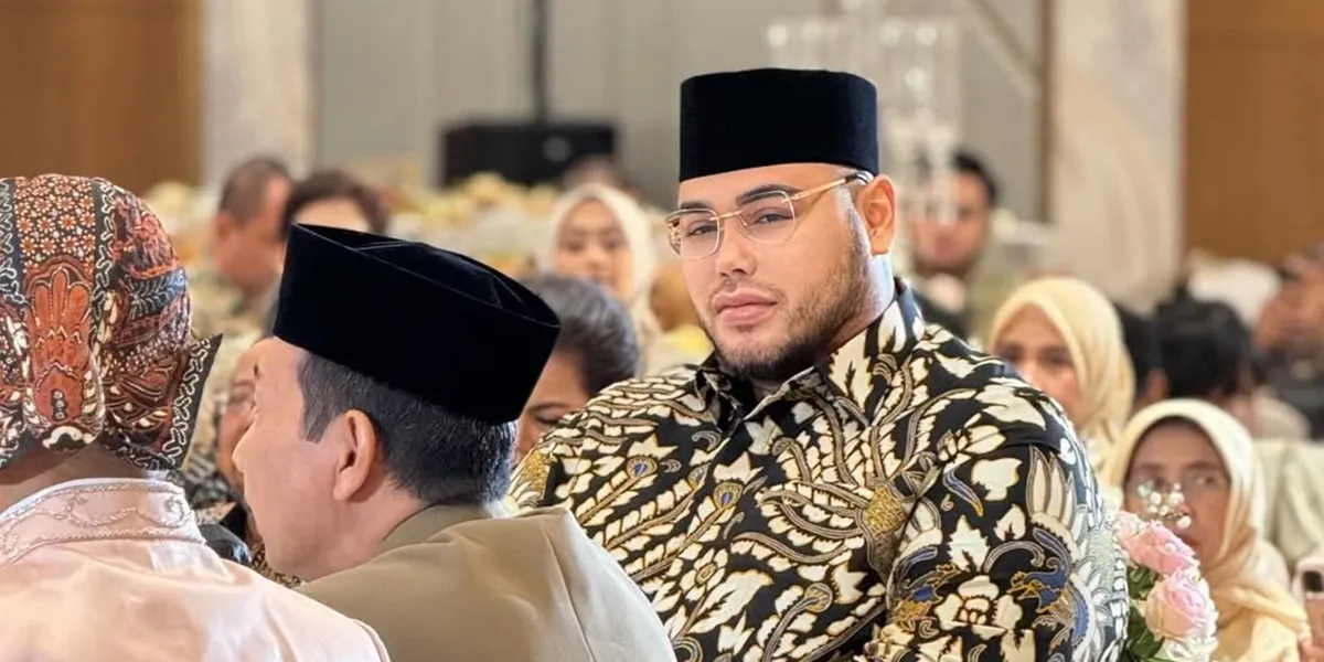 Portrait of Ivan Gunawan as a Witness at Nadia Purwoko's Wedding, Appearing Dapper in a Kopiah