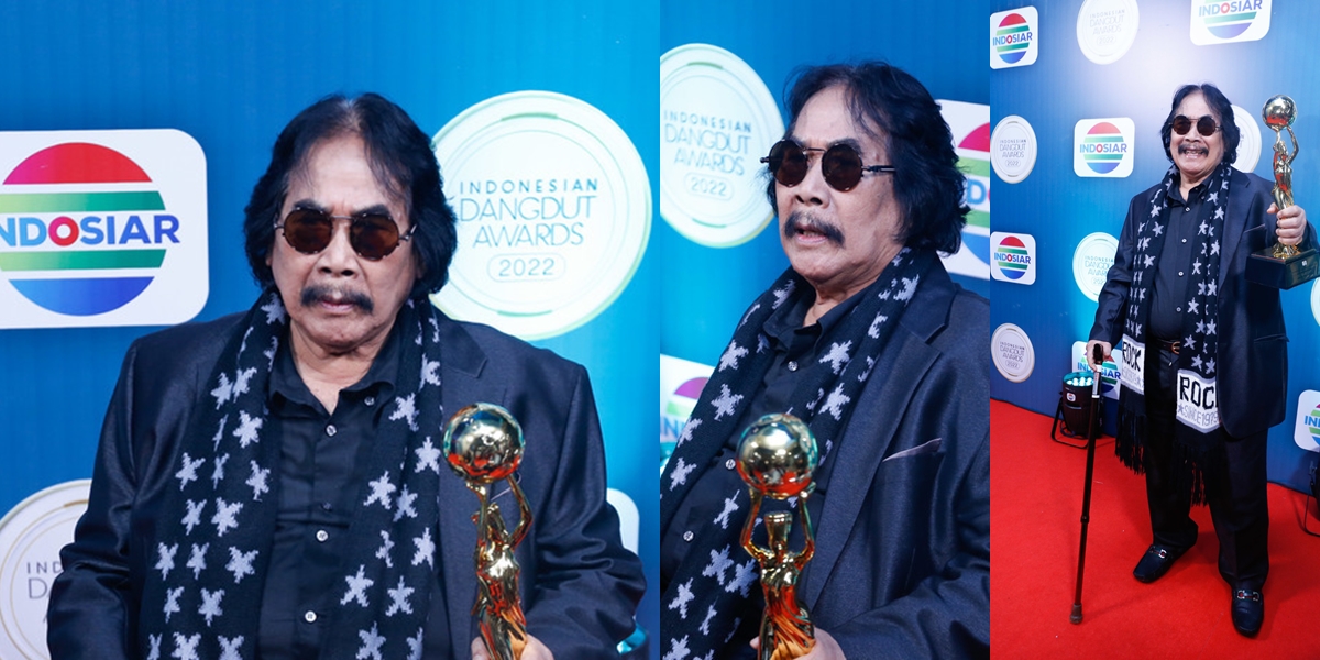 Portrait of Jaja Miharja Showing Lifetime Achievement Trophy at the Indonesian Dangdut Awards 2022, Touched