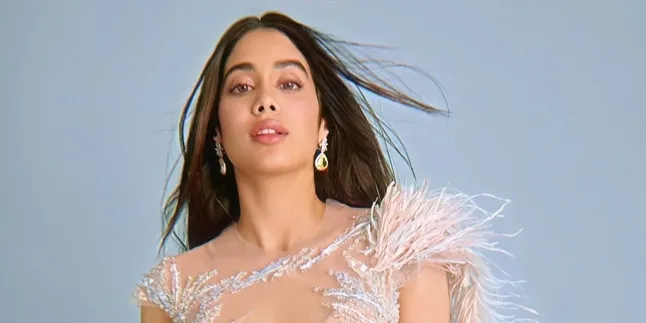 Portrait of Janhvi Kapoor Hot Showing Cleavage, Charm Not Inferior to the Late Sridevi