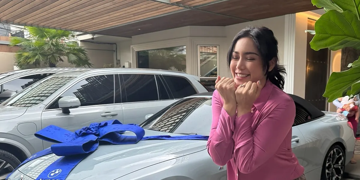 Portrait of Jessica Iskandar Showcasing Her New Car, Worth Billions