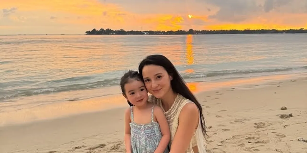  Potret Julie Estelle Bareface Kala Liburan di Lombok, Cantik 