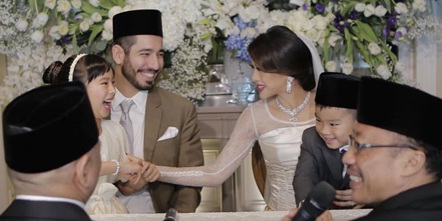 Portrait of Vinny Di Lucia's Closeness with Adinda Bakrie's Children, Like a Biological Father