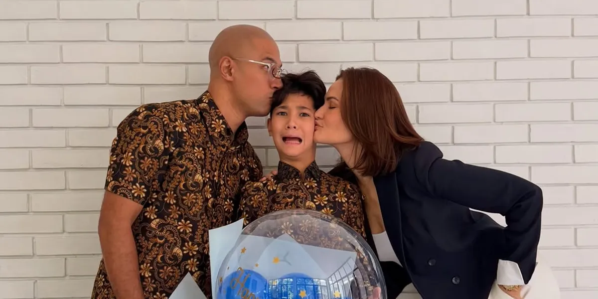  Potret Kelulusan Putra Marcell Siahaan, Jadi Momen yang Haru dan Bangga 