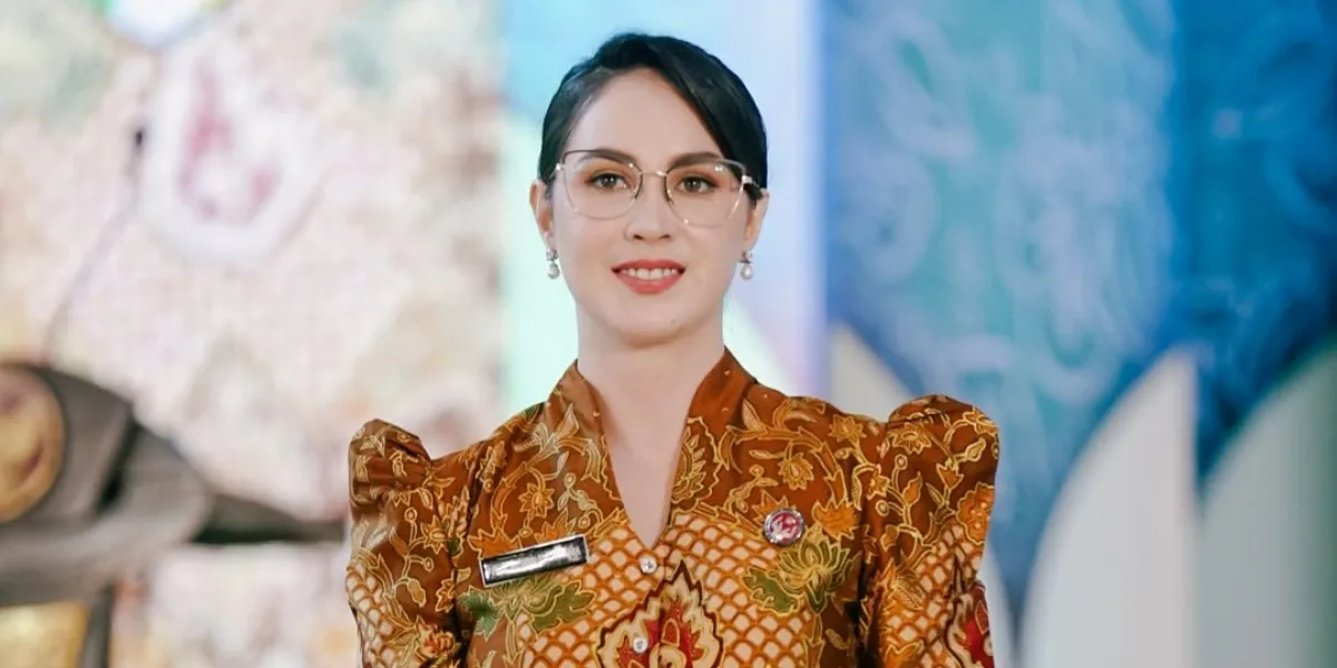 The Excitement of Arumi Bachsin While Choosing Batik