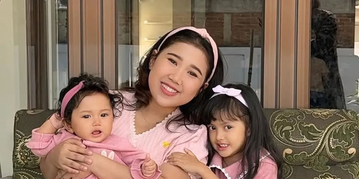 7 Photos of Kiky Saputri with Her Two Children, Coordinated in Matching Pink Outfits