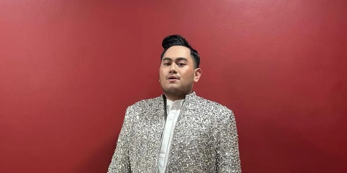 7 Photos of King Nassar Performing the Song 'Mati Lampu' at Erwin Gutawa's Orchestra Concert, Re-arranged to be More Classy