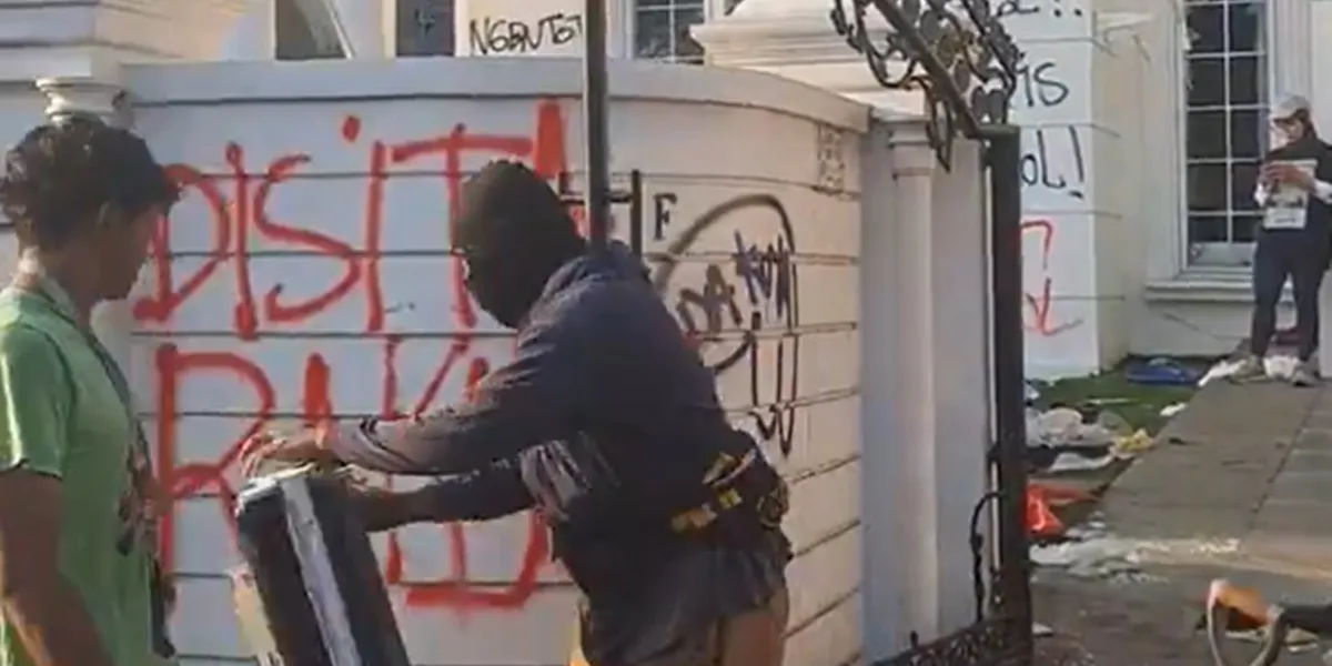Portrait of the Latest Condition of Uya Kuya's House that was Looted by the Masses, There is a Writing 'Seized by the People'