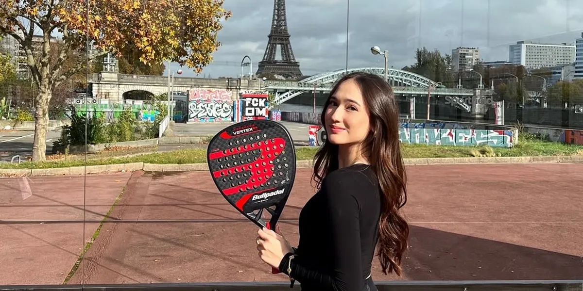 Portrait of Laura Moane Playing Padel in Paris, a Sport with a View of the Eiffel Tower