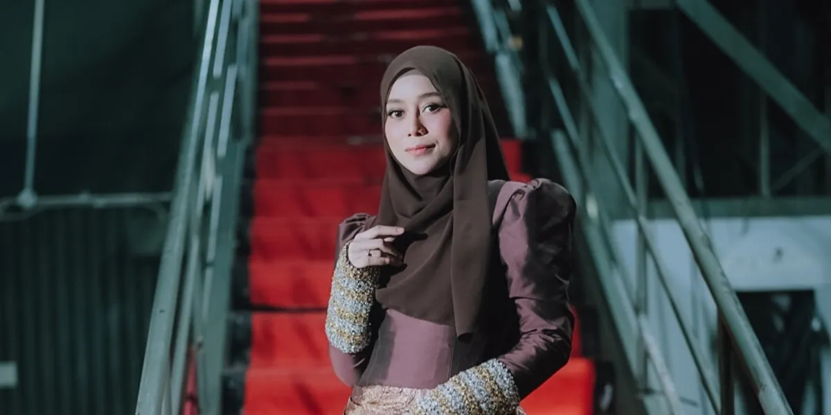 Portrait of Lesti at the Mega Concert 'Addicted to You', Duet with Nassar Singing 'Zapin Melayu'